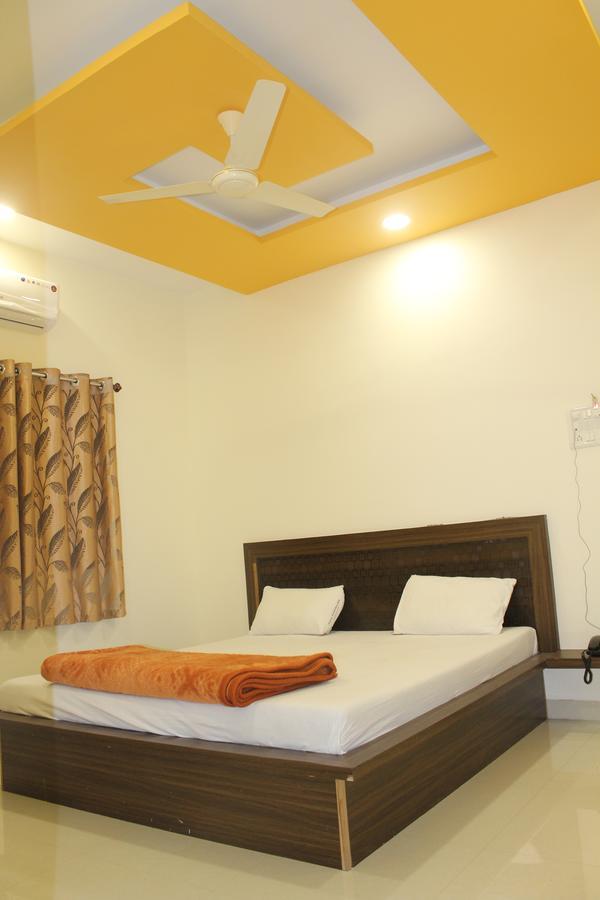 Hotel Radhika Inn Trimbak Luaran gambar